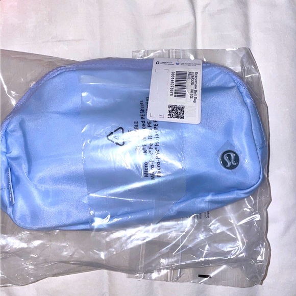 Lululemon Everywhere Belt Bag - 1L NWT Powder Blue - Picture 3 of 5